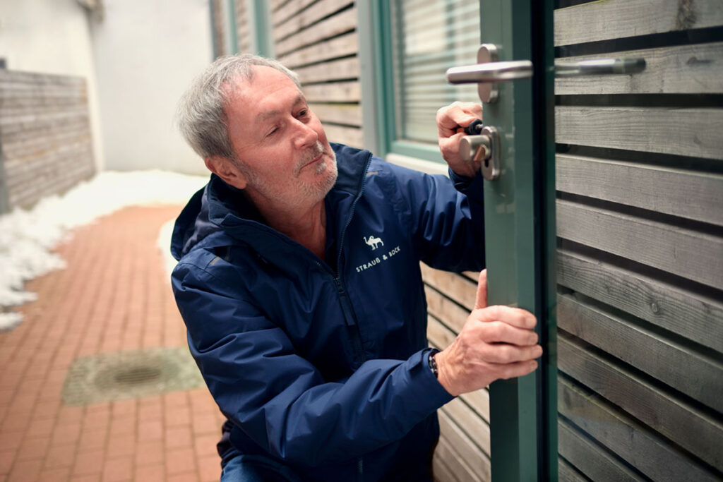 Hausmeister kontrolliert Heizkörper in Eckernförde